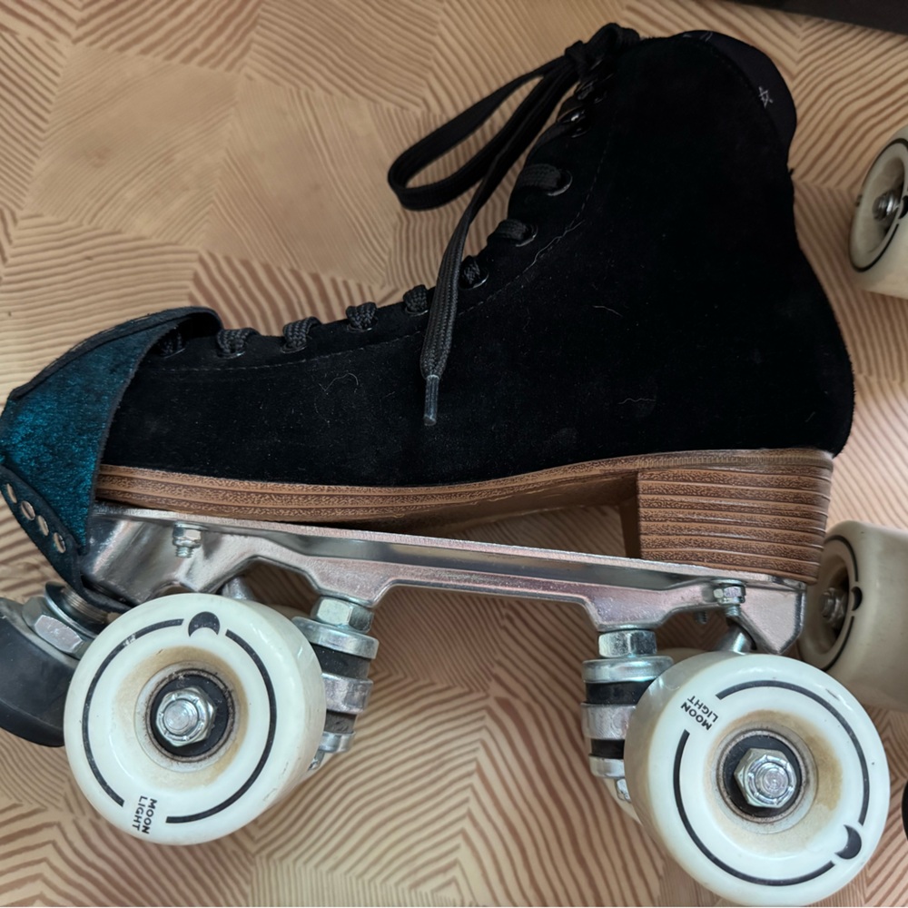 Black and Teal Roller Skates - Picture 5 of 9